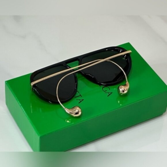 Golden Aviator Sunglasses for a Polished Look - Picture 3 of 5